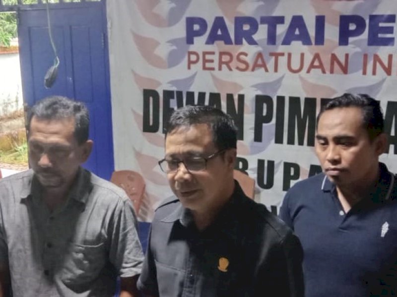 Ketua DPD Partai Perindo Gowa, Makmur Dg Ngamung memberikan keterangan pers terkait kantor Partai Perindo Gowa dibobol maling, Senin (03/07/2023). @Jejakfakta/Samsir