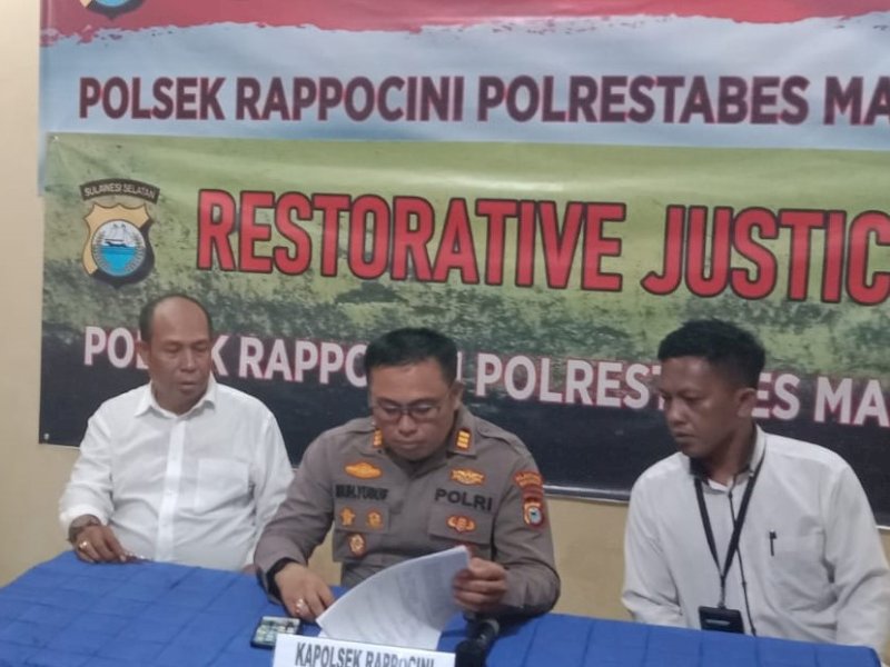 Kapolsek Rappocini, AKP Muhammad Yusuf, memberikan keterangan kepada wartawan terkait penyelesaian kasus dengan restorative justice, Senin (3/7/2023). @Jejakfakta/Samsir