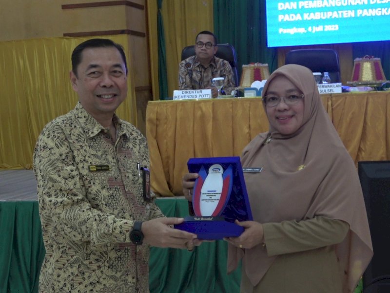 Kepala perwakian BPKP Risal Suhaili menyerahkan cenderamata kepada Sekertaris daerah Hj. Suriani A. Hamid saat Lokakarya atau Workshop evaluasi pengelolaan keuangan dan pembangunan desa di ruang pola kantor Setda Pemkab Pangkep, Selasa (4/7/2023). @Jejakfakta/dok. Humas Pemkab Pangkep
