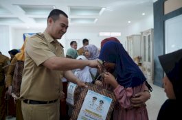 Sambut Tahun Ajaran Baru, Bupati MYL Bagikan Seragam Sekolah Gratis