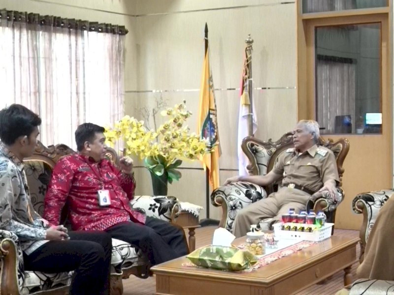 Koodinator bidang SDM BSKDN Jerry Walo bertemu Wakil Bupati Pangkep, Syahban Sammana usai Bimtek Penginputan Indeks Inovasi Daerah tahun 2023. @Jejakfakta/dok. Humas Pemkab Pangkep