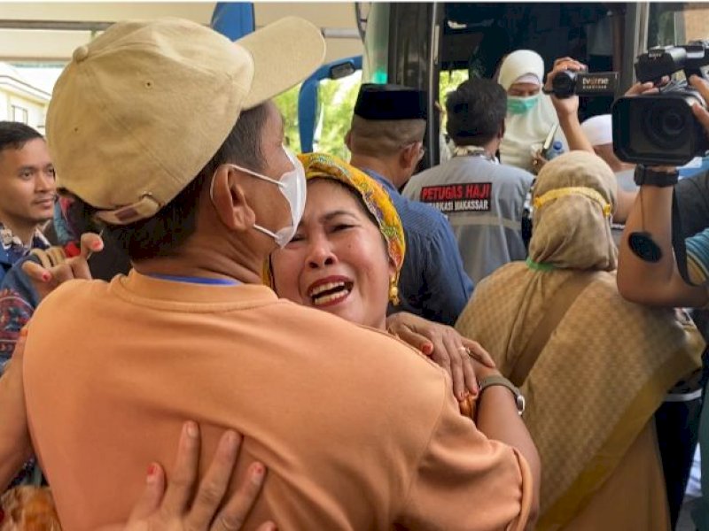 Isak tangis dan haru sejumlah keluarga jemaah haji kloter pertama saat bertemu keluarganya di Asrama Haji Sudiang Makassar, Rabu (5/7/2023). @Jejakfakta.com/Atri
