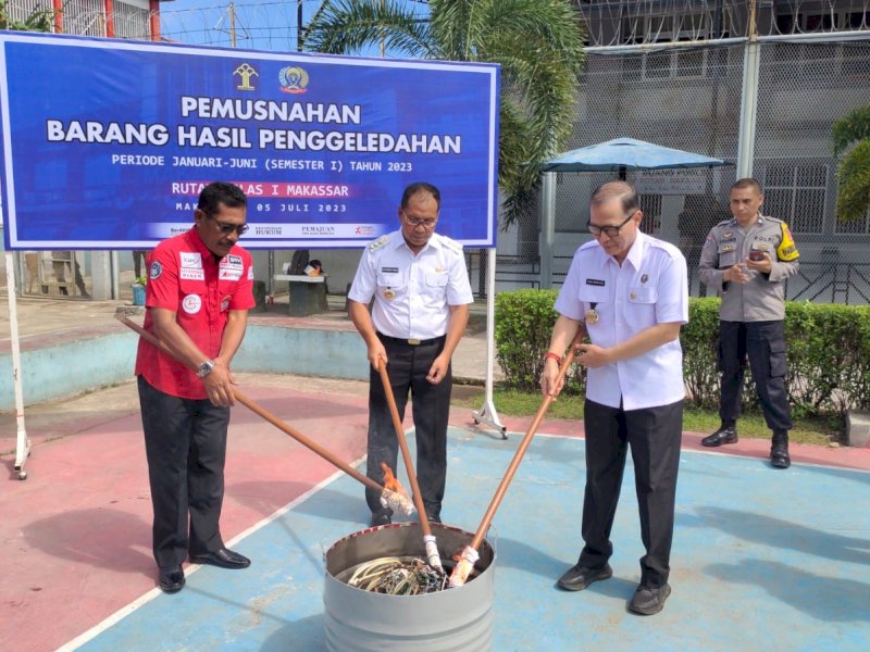 Kakanwil Kementrian Hukum dan HAM Sulsel, Liberti Sitinjak mekakukan pemusnahan barang  terlarang hasil penggeladahan periode Januari - Juni (Semester 1) di Rutan Kelas I Makassar. @Jejakfakta/Atri