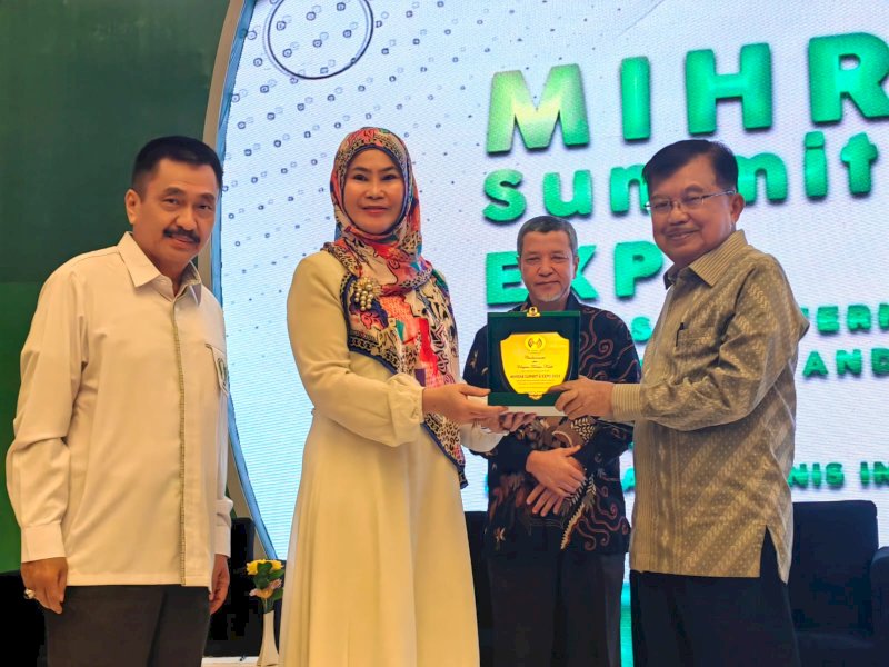 Jusuf Kalla mendepat cenderamata usia memaparkan kunci menjadi enterpreneur dalam "Mihrab Summit dan Expo 2023" di Ballroom Hotel Claro Makassar, Rabu (05/07/2023). @Jejakfakta/Rudi Gunawan