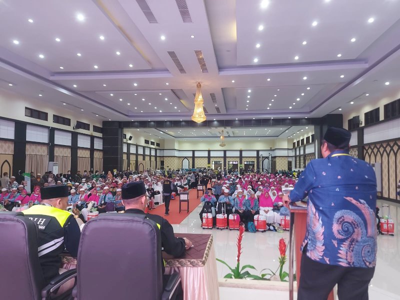 Bupati Maros, Chaidir Syam menyambut 149 jemaah haji asal Kabupaten Maros di aula Arafah Asrama Haji Sudiang Makassar, Jumat (7/07/2023) dini hari. @Jejakfakta/dok. humas PPIH Debarkasi Makassar