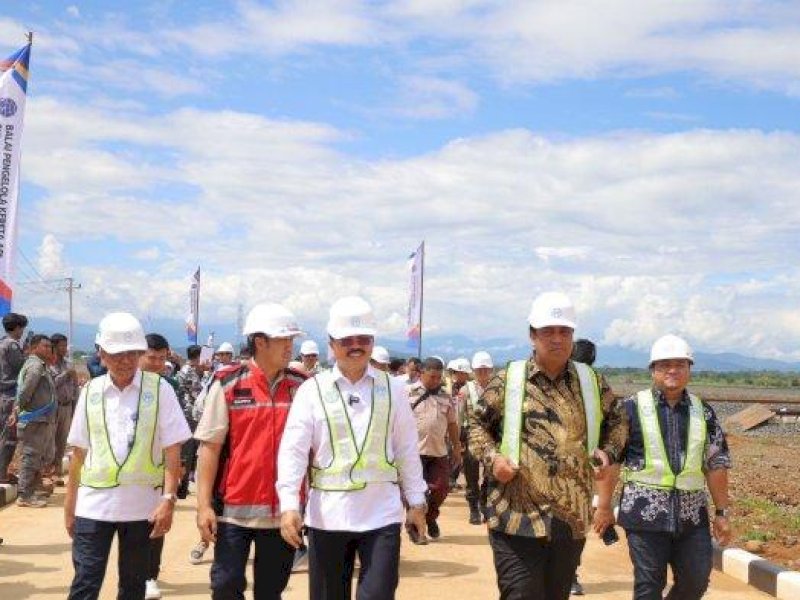 Anggota Komisi V DPR RI, Muhammad Aras bersama Bupati Maros, Chaidir Syam dalam sebuah kunjungan di Kabupaten Maros, beberapa waktu lalu. @Jejakfakta/dok. pribadi Muhammad Aras
