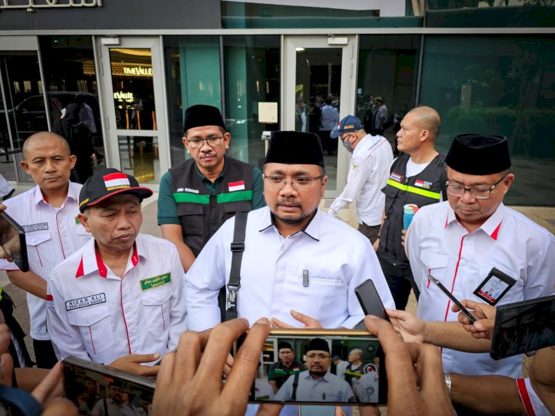 Menag Yaqut Cholil Qoumas menjelaskan persiapan haji tahun depan sebelum bertolak ke Tanah Air bersama sejumlah delegasi Amirul Hajj di Bandara Internasional King Abdul Aziz, Jeddah, Kamis (6/7/2023). @Jejakfakta/dok. PPHI Jeddah
