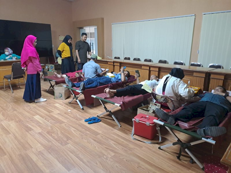 Dinas PMD Provinsi Sulsel bekerjasama dengan UPT Transfusi Darah Dinas Kesehatan Sulsel, menggelar donor darah, di Lounge Dinas PMD Sulsel, Jumat (7/07/2023). @Jejakfakta/dok. Humas Pemprov Sulsel