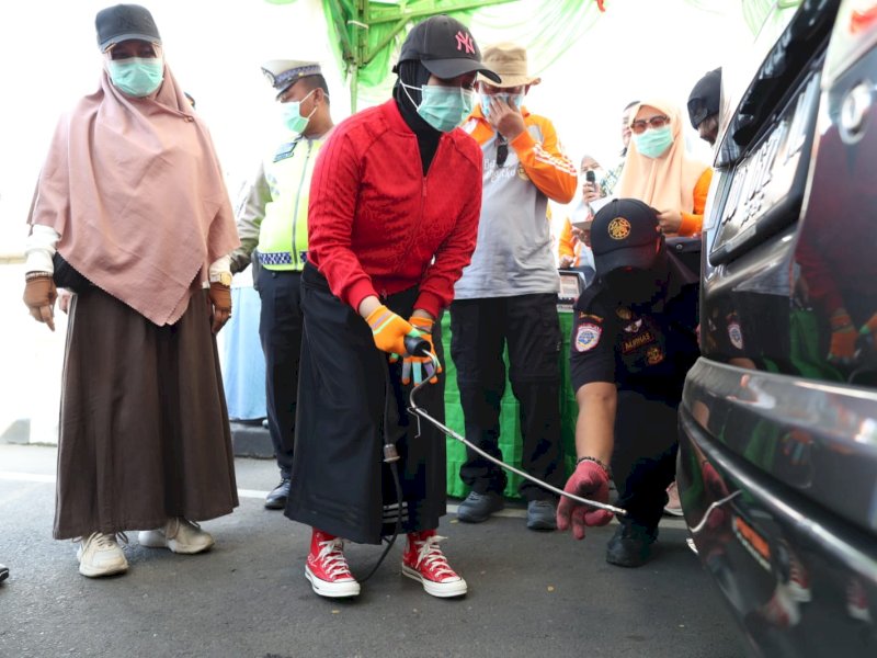 Wakil Wali Kota Makassar, Fatmawati Rusdi membuka uji emisi kendaraan, yang melintas di depan Monumen Mandala Makassar. @Jejakfakta/dok. Humas Pemkot Makassar