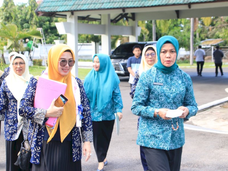 Ketua TPPKK Bulukumba Andi Herfida Muchtar menerima kunjungan Tim  Supervisi Monitoring Evaluasi dan Pelaporan (SMEP) dari PKK Provinsi Sulsel di Rumah Jabatan Bupati, Kamis (6/07/2023). @Jejakfakta/dok humas pemkab Bulukumba