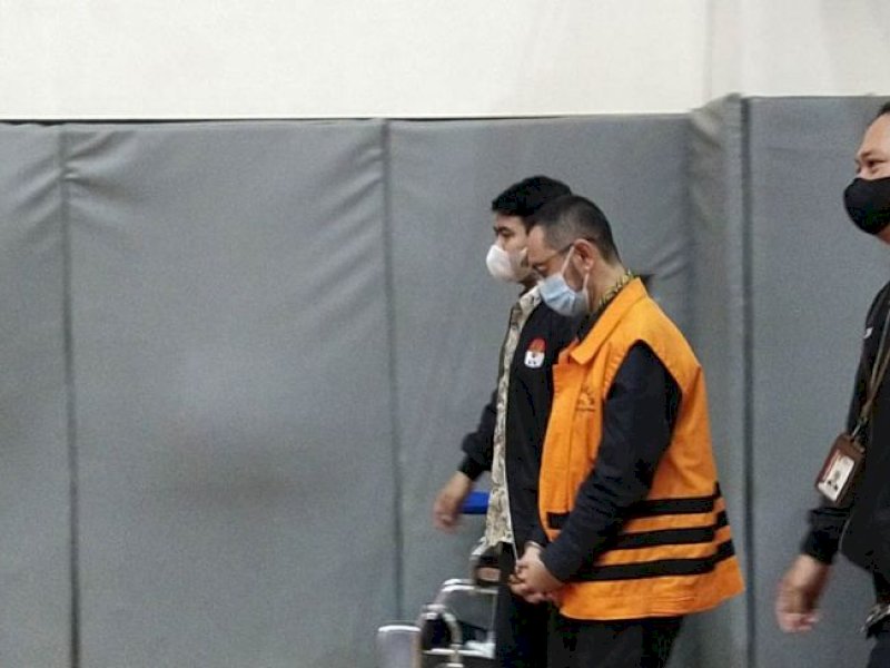 Mantan Kepala Kantor Bea Cukai Makassar, Andhi Pramono (AP) mengenakan rompi tahanan usai diperiksa KPK sebagai tersangka kasus gratifikasi dan TPPU, Jumat (7/7/2023). FOTO: sumber : MPI/ARIE DWI SATRIO