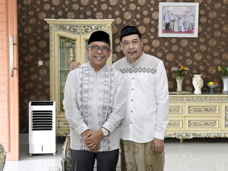 Kandidat bakal calon gubernur Sulsel 2024, Dr Ilham Arief Sirajuddin (IAS) memenuhi undangan silaturahmi dengan Karaeng Mone, tokoh masyarakat di Kabupaten Takalar, Jumat (7/7/2023). @Jejakfakta/Reza Arifuddin