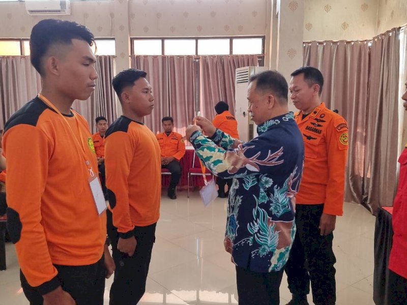 Asisten I Pemerintah Daerah Kabupaten Bantaeng, H. Hartawan Zainuddin memasang tanda peserta pelatihan HART di Gedung Baruga Karaeng Latuppa, Pantai Marina, Kabupaten Bantaeng, Sabtu (8/7/2023). @Jejakfakta/dok. Humas Basarnas Makassar