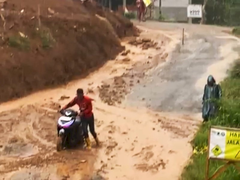 Banjir lumpur menggenangi jalan di Desa Wadas. @Jejakfakta/dok. istimewa