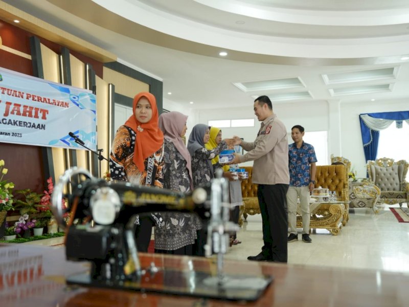 Bupati Pangkep Muhammad Yusran Lalolgau (MYL) membagikan bantuan mesin jahit. Penyerahan bantuan mesin jahit secara simbolis dilangsungkan di aula rujab bupati Pangkep, Sabtu (08/07/2023). @Jejakfakta/dok. Humas Pemkab Pangkep 