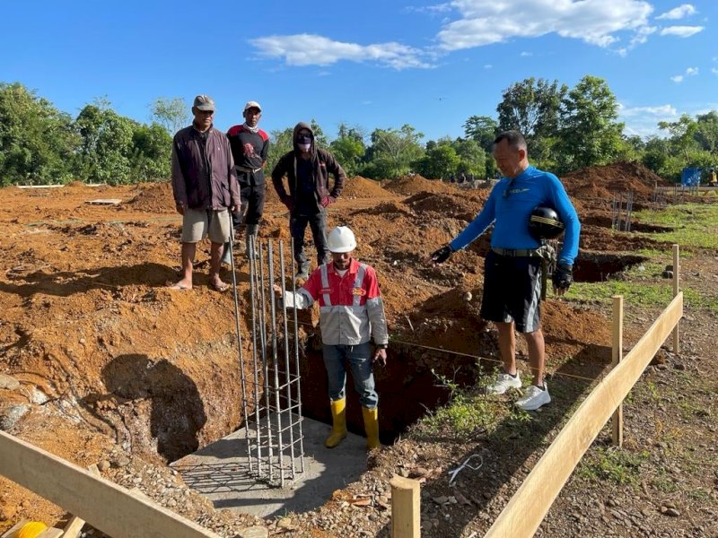 Kepala Dinas Lingkungan Hidup, Kabupaten Pangkep, Thamrin Taba, saat memantau proses pembangunan RDF Plant, di desa Padang Lampe, Kecamatan Marang, Minggu (09/07/2023). @Jejakfakta/dok. Istimewa