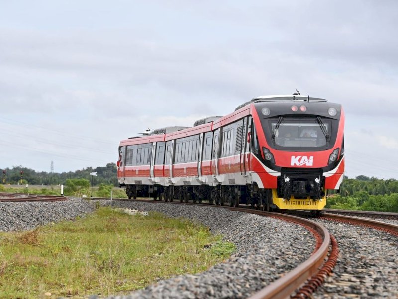 Kereta api Makassar-Parepare merupakan kereta api pertama di Sulawesi dan bagian dari pembangunan Kereta Api Trans Sulawesi.(Dok. BKIP Kemenhub.)
