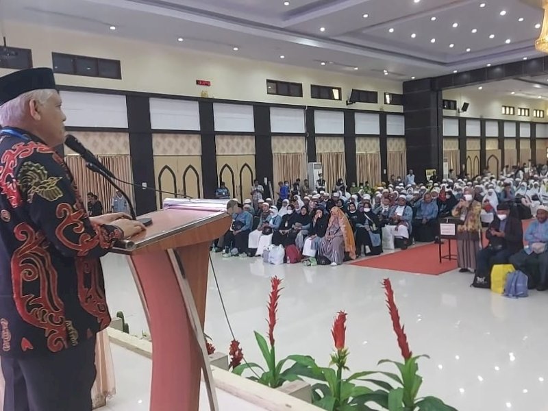 Ketua MUI Provinsi Papua KH. Yusuf Islam Al Payage turut hadir menyambut kedatangan 384 jemaah haji kloter 8 debarkasi Makassar asal Provinsi Papua di Asrama Haji Sudiang Makassar, Senin (10/07/2023). @Jejakfakta/dok. Kemenag Sulsel