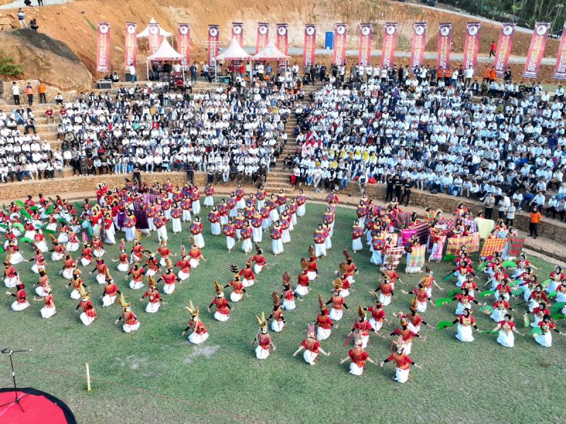 Sebanyak 250 pelajar se-Kota Makassar mempersembahkan Tari Kolosal dalam pembukaan Youth City Changer (YCC) Apeksi 2023 di Colloseum, Tokka Tena Rata, Maros, Senin, (10/07/2023). @Jejakfakta/dok humas Pemkot Makassar