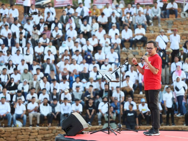 Ketua Umum APEKSI Bima Arya tampil memberikan motivasi kepada para pemuda dalam pembukaan Youth City Changers Rakernas APEKSI XVI, di Tokka Tena Rata Maros, Senin (10/07/2023). @Jejakfakta/dok. Humas Pemkot Makassar