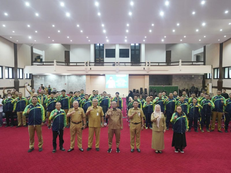 Gubernur Sulsel, Andi Sudirman Sulaiman, melepas 83 atlet yang akan berlaga di Pornas XVI Korpri 2023, di Ruang Pola Kantor Gubernur, Senin (10/07/2023). @Jejakfakta/dok. Humas Pemprov Sulsel
