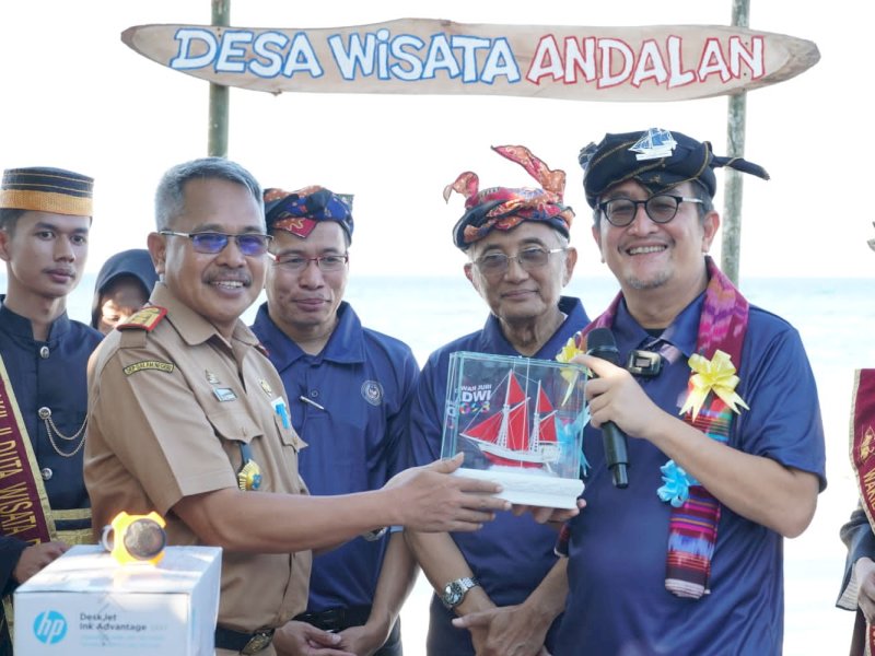 Direktur Tata Kelola Destinasi Kemenparekraf RI, Indra Ni Tua mengunjungi Pantai Mandalaria Kabupaten Bulukumba, dalam rangka penilaian Anugerah Desa Wisata (ADWI), Senin, 10 Juli 2023. @Jejakfakta/dok. Humas Pemkab Bulukumba