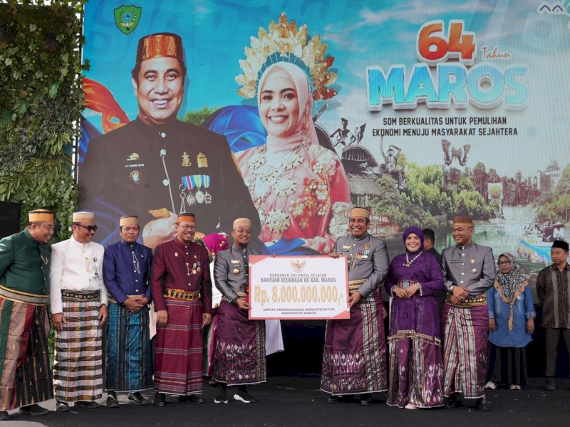 Gubernur Sulsel Andi Sudirman Sulaiman serahkan bantuan dana kepada Bupati Maros, Chaidir Syam di Lapangan Pallantikang, Kabupaten Maros, Selasa (11/07/2023). @Jejakfakta/dok. Pemprov Sulsel