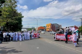 Demo Perawat di Makassar Tolak RUU Kesehatan, Desrianto: Perawat Asing Dipermudah Masuk ke Indonesia
