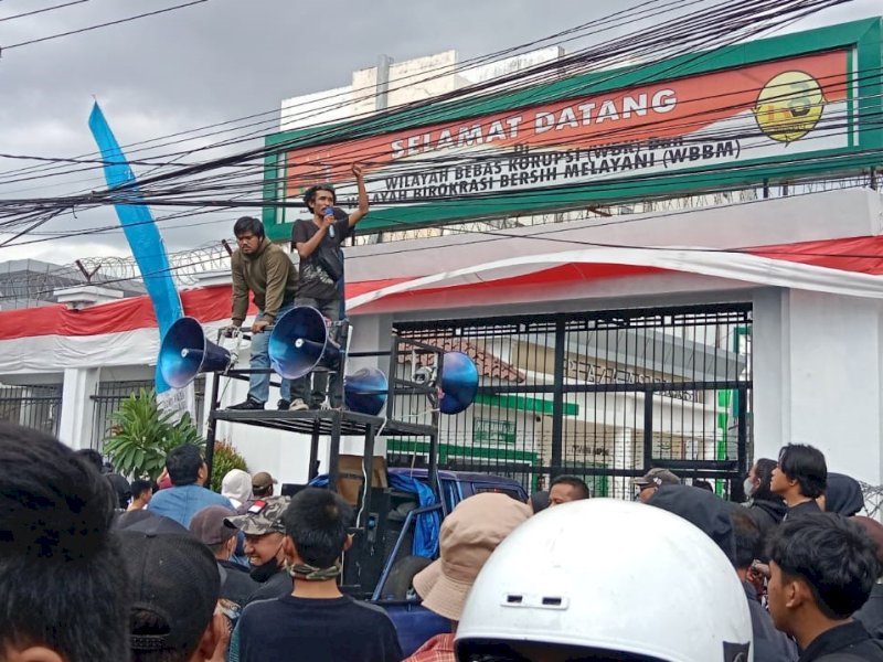 Sejumlah massa yang mengatasnamakan diri Makassar Menggugat menggelar aksi di depan Kantor Kejati Sulsel Jl. Urip Sumohardjo Makassar, Rabu (12/7/2023). @Jejakfakta/Samsir