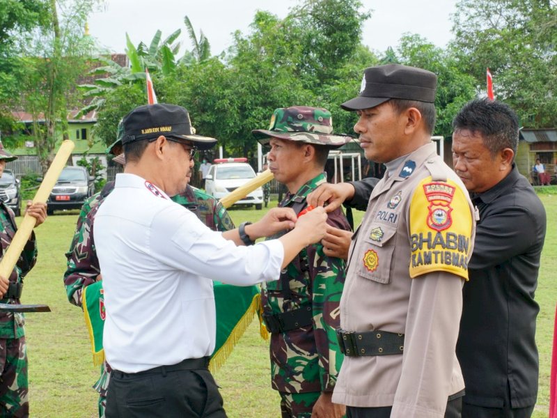 Wabup Andi Edy Manaf memasang pita menandai dimulainya TNI Manunggal Masuk Desa (TMMD) ke-117 digelar di Lapangan Tokambang, Kelurahan Tanah Lemo, Kecamatan Bontobahari, Kabupaten Bulukumba, Rabu (12/07/2023). @Jejakfakta/dok. Humas Pemkab Bulukumba