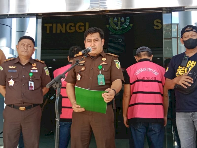 Kepala Seksi Penerangan Hukum (Kasi Penkum) Kejati Sulsel, Soetarmi mengumumkan penangkapan dua buronan kasus korupsi dari Papua dan Sulteng. @Jejakfakta/Samsir