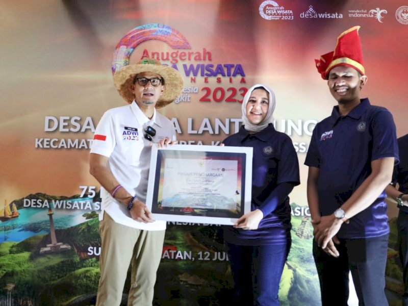 Menteri Pariwisata dan Ekonomi Kreatif, Sandiaga Salahuddin Uno, kunjungi Desa Wisata Lantebung, Kecamatan Tamalanrea, Kota Makassar, Rabu (12/07/2023). @Jejakfakta/dok. Istimewa