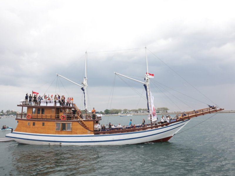 Afternoon Coffe, Wali Kota Makassar Moh Ramdhan Pomanto menjamu para rombongan Wali Kota se-Indonesia di atas perahu phinisi, Rabu (12/07/2023). @Jejakfakta/dok. Humas Pemkot Makassar