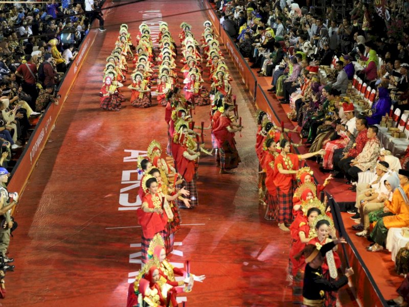 Seluruh peserta APEKSI menggunakan pakaian adat masing-masing, dan memperkenalkan keunikan, kelebihan, dan keunggulan dari masing-masing kota dalam karnaval budaya yang digelar di sepanjang Jalan Penghibur Makassar, Rabu (12/07/2023). @Jejakfakta/dok. Humas Pemkot Makassar