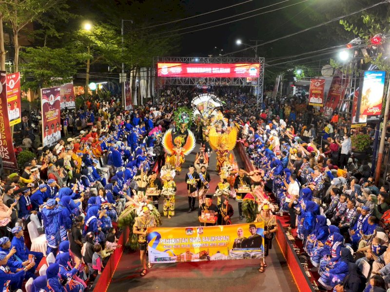 Seluruh peserta APEKSI menggunakan pakaian adat masing-masing, dan memperkenalkan keunikan, kelebihan, dan keunggulan dari masing-masing kota dalam karnaval budaya yang digelar di sepanjang Jalan Penghibur Makassar, Rabu (12/07/2023). @Jejakfakta/dok. Humas Pemkot Makassar