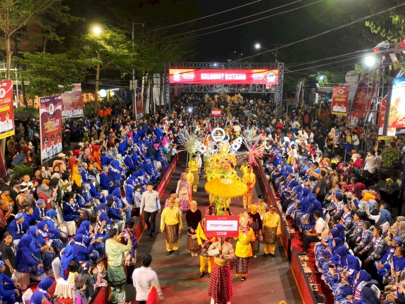 Seluruh peserta APEKSI menggunakan pakaian adat masing-masing, dan memperkenalkan keunikan, kelebihan, dan keunggulan dari masing-masing kota dalam karnaval budaya yang digelar di sepanjang Jalan Penghibur Makassar, Rabu (12/07/2023). @Jejakfakta/dok. Humas Pemkot Makassar