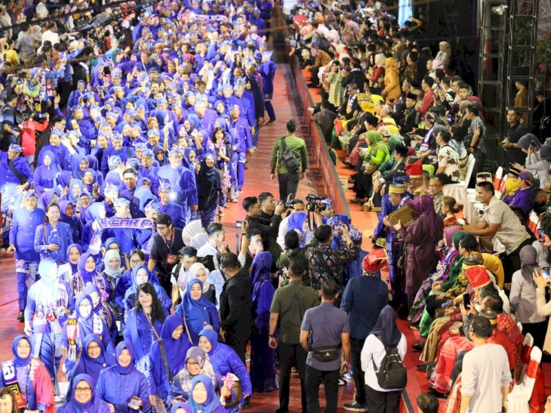 Seluruh peserta APEKSI menggunakan pakaian adat masing-masing, dan memperkenalkan keunikan, kelebihan, dan keunggulan dari masing-masing kota dalam karnaval budaya yang digelar di sepanjang Jalan Penghibur Makassar, Rabu (12/07/2023). @Jejakfakta/dok. Humas Pemkot Makassar