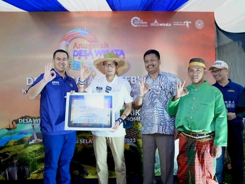 Bupati Pangkep Muhammad Yusran Lalogau (MYL) menerima penghargaan yang diserahkan oleh Menparekraf, Sandiaga Uno,  Desa Tompobulu, Kecamatan Balocci masuk 75 besar desa wisata terbaik Indonesia, ADWI tahun 2023. @Jejakfakta/dok. Istimewa