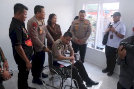 Bertugas dengan Baik, Polda Sulsel Serahkan Bantuan Rumah Bagi Anggotanya