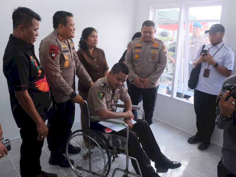 Kapolda Sulsel Irjen Pol Drs. Setyo Boedi Moempoeni Harso, menyerahkan bantuan rumah kepada anggotanya Aiptu Martin Tutu yang bertugas dengan baik meskipun dalam keadaan sakit Stroke. @Jejakfakta/dok. Humas Polda Sulsel