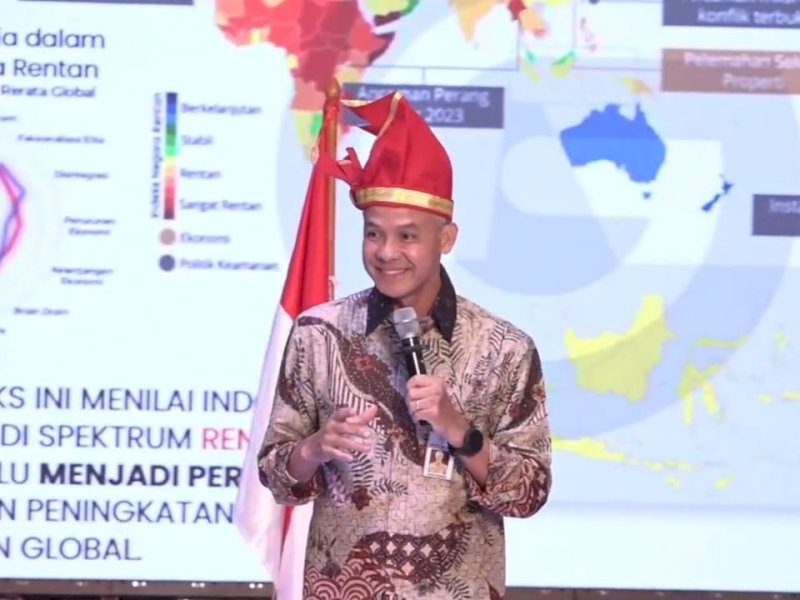 Gubernur Jawa Tengah (Jateng) yang juga Bakal calon presiden (bacapres) PDIP Ganjar Pranowo saat memberikan sambutan dalam Rakernas XVI Apeksi, di Kota Makassar, Sulawesi Selatan (Sulsel), Kamis (13/7/2023). @Jejakfakta/dok. YT Kominfo Makassar