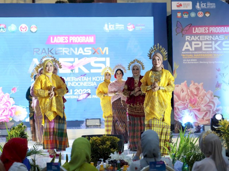 Fashion show ragam baju bodo Bugis Makassar yang disuguhkan dalam rangkaian acara Ladies Program APEKSI XVI di Fort Rotterdam Makssar, Kamis (13/07/2023). @Jejakfakta/dok. Humas Pemkot Makassar