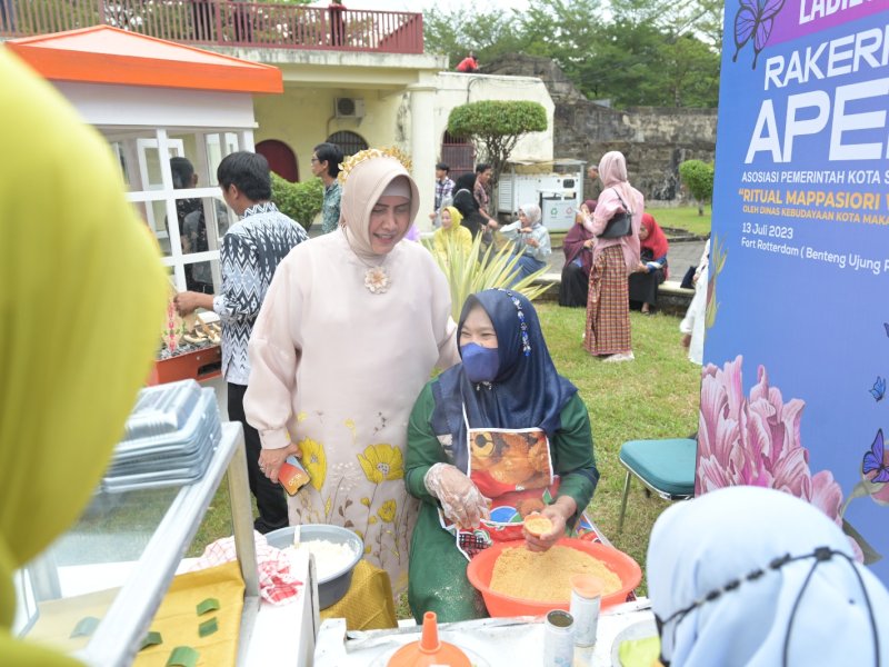 Ladies Program Apeksi 2023 juga menghadirkan live cooking kue tradisional di yang diadakan di Benteng Rotterdam Makassar, Kamis (13/07/2023). @Jejakfakta/dok. Humas Pemkot Makassar