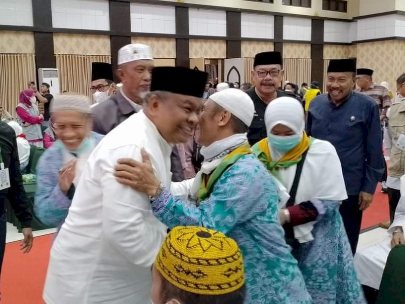 391 jemaah haji di aula Arafah Asrama Haji Sudiang Makassar ini disambut langsung oleh Bupati Bone A.&nbsp;Fahsar M.&nbsp;Padjalangi, Kamis malam (13/7/2023). @Jejakfakta/dok. Humas Kemenag Sulsel