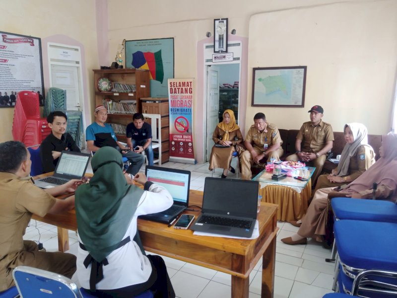 Tim verval turun ke 136 desa kelurahan selama 2 Minggu yang dimulai sejak Senin 10 Juli yang lalu. Tim Verval mengkroscek data penerima BPJS PBI. @Jejakfakta/dok. Humas Pemkab Bulukumba