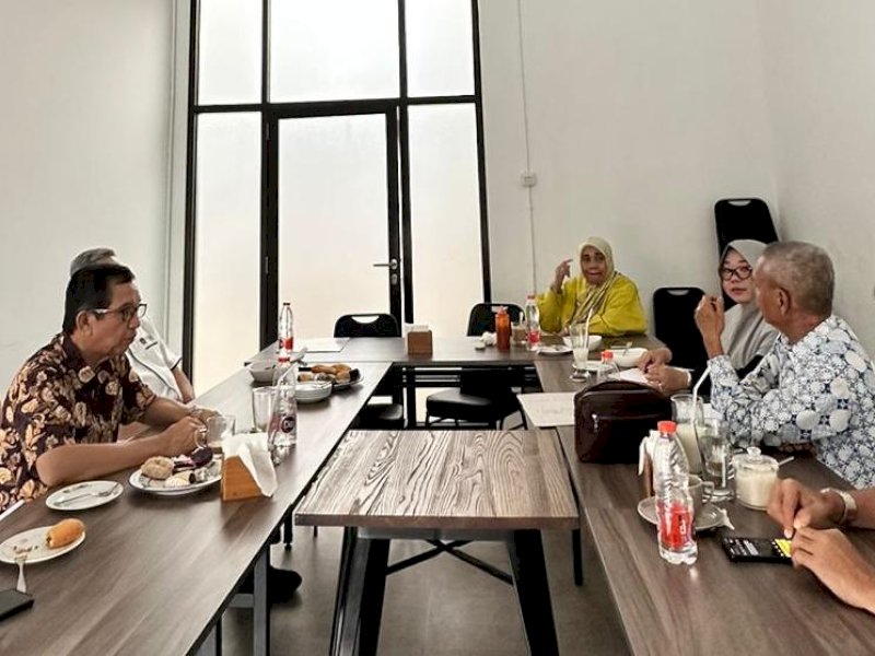 Rapat terakhir tim pemrakarsa pendirian Fospuri, di Kafe Mama, Jl Bau Mangga, Kota Makassar, Sulawesi Selatan, Jumat (14/7/2023).(Foto: A Asri).
