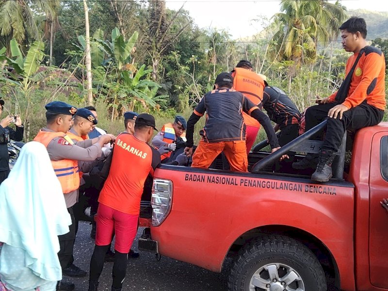 Tim Sar gabungan melakukan evakuasi jenazah korban tenggelam di sungai Desa Marioriaja, Kabupaten Soppeng, Sulsel, Sabtu (15/7/2023). @Jejakfakta/dok. Basarnas