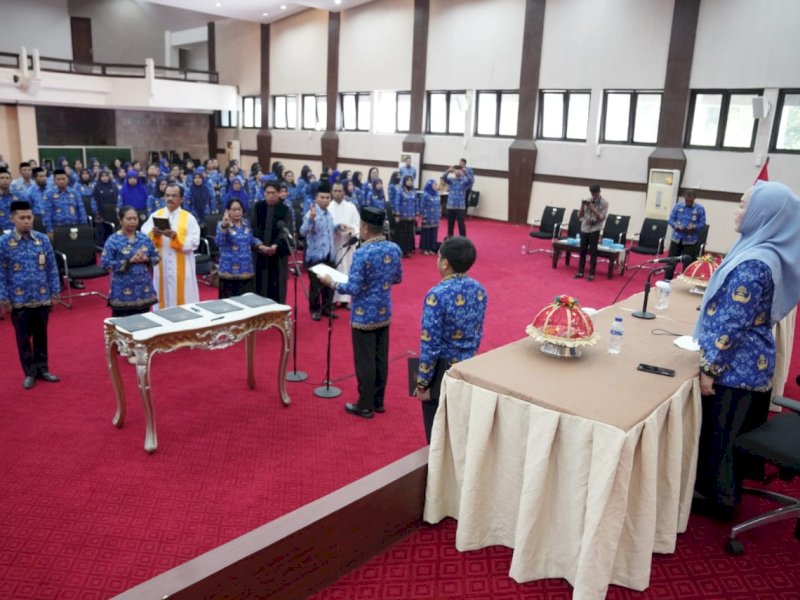 Pj Sekprov Sulsel, Andi Darmawan Bintang, melantik 112 pejabat fungsional di lingkup Pemprov Sulsel, Senin (17/7/2023). @Jejakfakta/dok. Humas Pemprov Sulsel