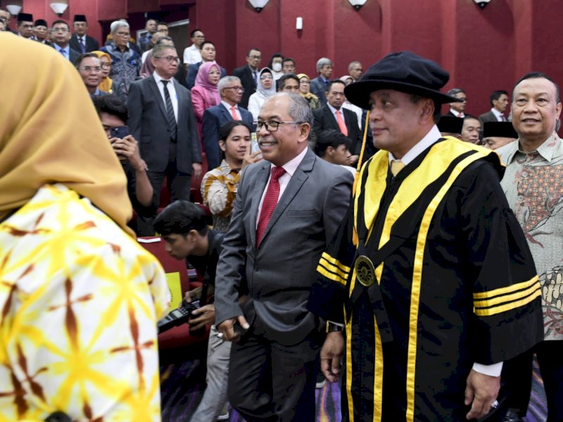 Wakil Ketua Umum DPP Partai Golkar HAM Nurdin Halid (64) bersama Ilham Arief Sirajuddin sebelum dikukuhkan sebagai profesor, Senin, 17 Juli 2023. @Jejakfakta/Reza Arifuddin