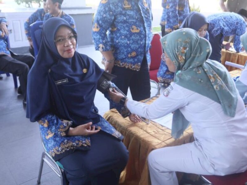 ASN melakukan pemeriksaan kesehatan tekanan darah dan kolestrol di pelataran kantor sekretariat daerah Pemkab Pangkep, Senin (17/7/23). @Jejakfakta/dok. Humas Pemkab Pangkep